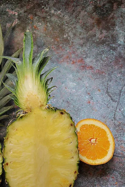 パイナップルとオレンジのスライス フレッシュ ジューシーなフルーツ 天然ビタミン — ストック写真