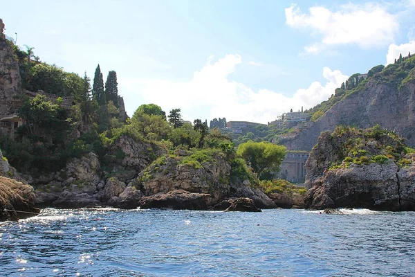 Синя Морська Вода Скелі Хвилі Над Морем Сицилія Італія Будинки — стокове фото