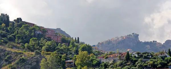 Costa Montañosa Del Este Sicilia Montañas Verdes Edificios Entre Árboles —  Fotos de Stock