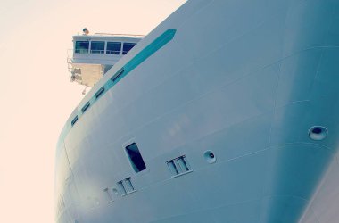 Büyük bir yolcu gemisinin yan tarafı, geminin yan tarafındaki pencereler, kaptanın köprüsü.