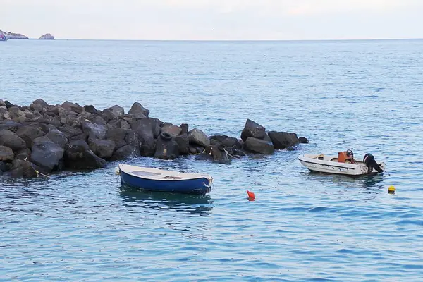 Große Schwarze Vulkanische Steine Meeresufer Aufgeschüttet Und Neben Dem Boot — Stockfoto