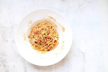 Makarnalı, domatesli, biberli, peynirli, İtalyan makarnalı, tipik İtalyan mutfağı, karbonhidrat tabağı.