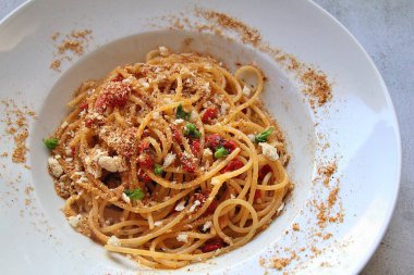 Makarnalı, domatesli, biberli, ekmek kırıntılarıyla serpiştirilmiş, İtalyan makarnası, tipik İtalyan mutfağı, karbonhidrat tabağı.