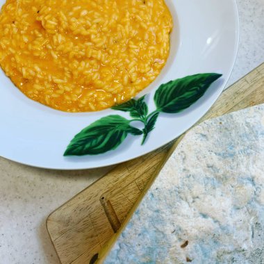 Peynirli balkabaklı risotto, İtalyan yemeği, kremalı risotto ve Asya peyniri, pilav taneleri.