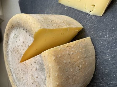 Uzun vadeli inek peyniri, ev yapımı peynir, İtalyan peyniri, aylarca doğal peynir, süt ürünleri.