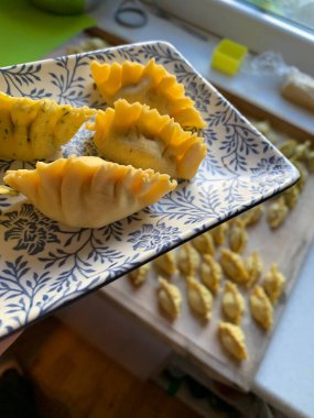 İtalyan yumurtalı erişte, ev yapımı ravioli, ev yapımı ravioli, un ürünleri, ev yapımı yemek.