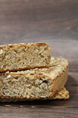 Tahıllı ev yapımı ekmek, küflenmiş ekmek, ayçekirdeği ve kabak çekirdeği, taze ekmek.