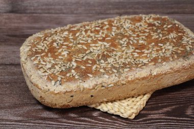 Tahıllı ev yapımı ekmek, küflenmiş ekmek, ayçekirdeği ve kabak çekirdeği, taze ekmek.