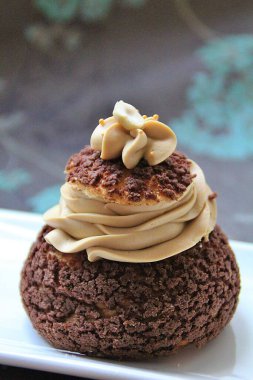 Kremalı puf, sütlü çikolatalı puf, kremalı tatlı, kremalı kek, buğulanmış kek, şekerli puf