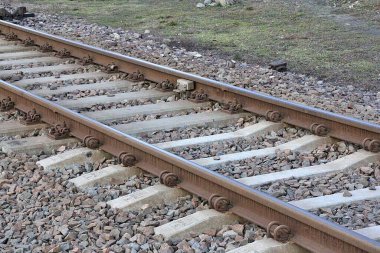 Demiryolu rayları, çakıl taşları demiryolu raylarının yanında, metal tren rayları.