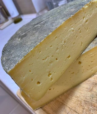 Büyük peynir türü, uzun vadeli peynir, doğal ev ürünü, İtalyan peyniri, rennet peyniri.
