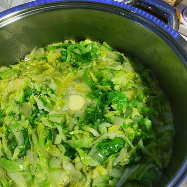 Bir tencere doğranmış lahana, haşlanmış taze lahana, haşlanmış sebze, yeşil sebze.