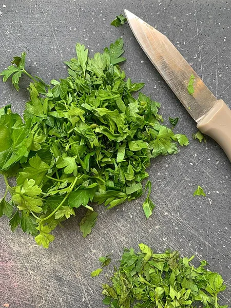 Green Parsley Board Sliced Parsley Fresh Vitamins Green Plants Small — Stock Photo, Image