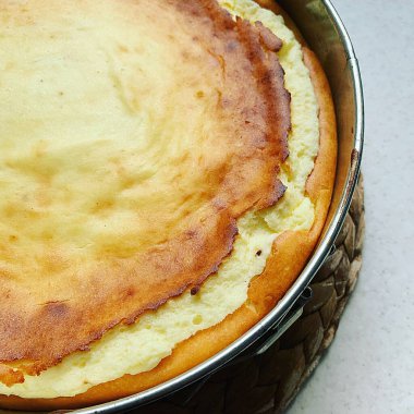 Yuvarlak bir fırında taze cheesecake, peynirli kek, fırında kek, açılan metal pişirme tepsisi.