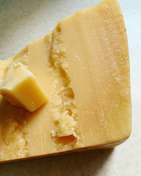 Bir parça olgun peynir, bir parça grana padano, uzun zamandır olgunlaşmış peynir, süt ürünleri, doğal ürünler.