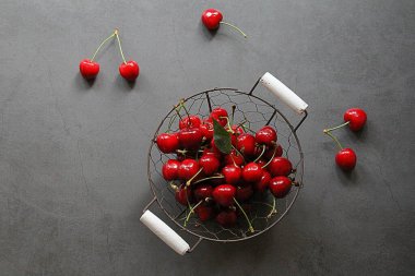 Taze kirazlar, yaz meyveleri, metal bir sepetin içinde kırmızı tatlı kirazlar.