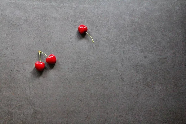 Cerejas Frescas Frutas Verão Frutas Vermelhas Três Cerejas Fundo Escuro — Fotografia de Stock