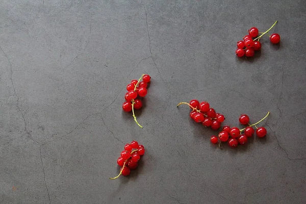 Groselhas Vermelhas Frutos Vermelhos Verão Frutos Espalhados Fundo Cinza — Fotografia de Stock
