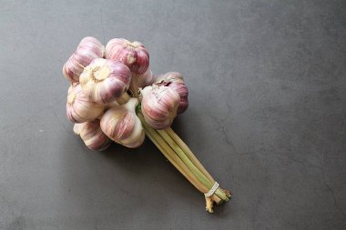 Bir demet sarımsak, bir demet taze sarımsak, doğal antibiyotik, taze baharat.