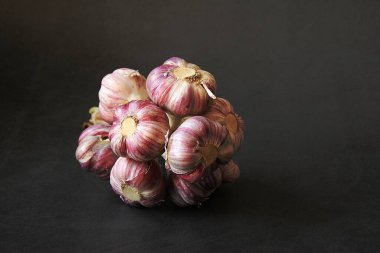 Bir demet sarımsak, bir demet taze sarımsak, doğal antibiyotik, taze baharat.