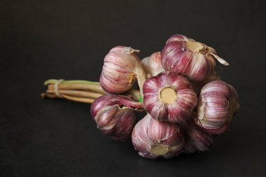 Bir demet sarımsak, bir demet taze sarımsak, doğal antibiyotik, taze baharat.