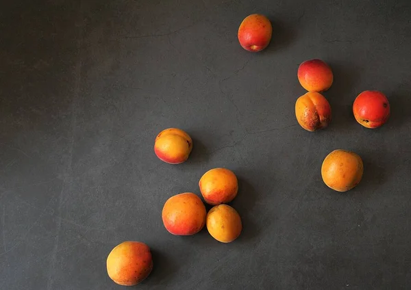 Damascos Frescos Frutas Laranja Vitaminas Verão Pequenos Damascos Fundo Escuro — Fotografia de Stock