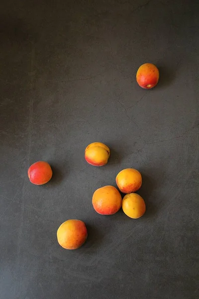 Damascos Frescos Frutas Laranja Vitaminas Verão Pequenos Damascos Fundo Escuro — Fotografia de Stock