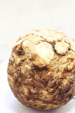 Kereviz, kereviz kökü, sebze kökü, büyük yuvarlak sebze, sağlıklı yiyecek.