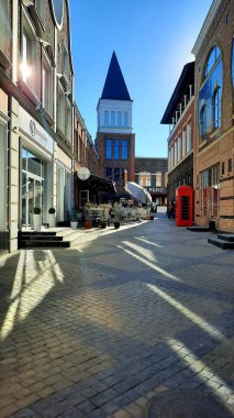 Sokak aralarından birindeki şehir kafesinde.