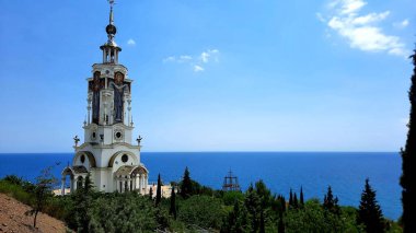 Deniz kenarındaki kilise.