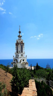 Deniz kenarındaki kilise.