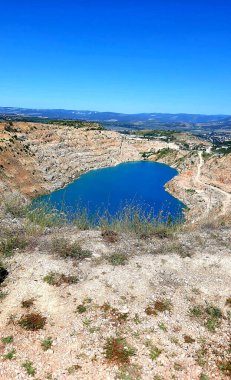 Eski bir taş ocağının bulunduğu yerde kalp şeklinde bir göl var.