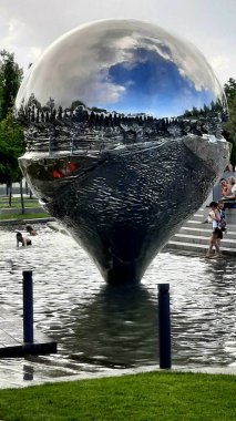 Şehir parkının ortasında sessizce duran bir uzaylı nesnesi gibi.