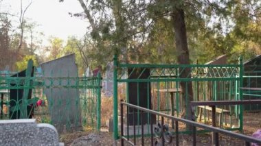 Terk edilmiş eski bir mezarlık. Kirli, eğri, boyalı çitler ve mezarlarla.