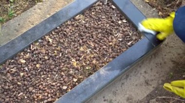 Kadın mezarlığı temizliyor, siyah mermer mezar taşını yıkıyor..