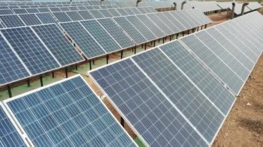 Alternatif enerji kaynağı. Güneş panelleri devrede. çevresel ses.