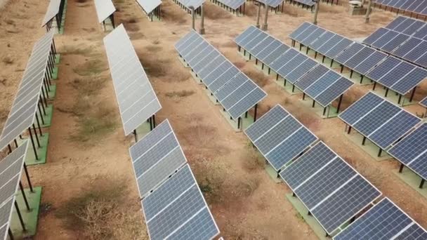 Альтернативный источник энергии. солнечные батареи в поле. экологически чистые. — стоковое видео