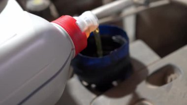 Araba motoru yağ ile dolu..