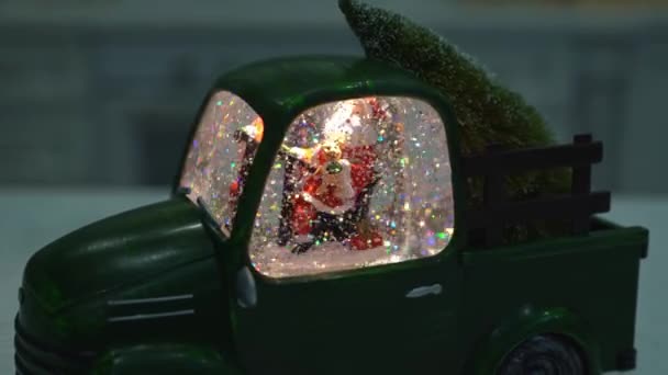 Стеклянный снежок в виде автомобиля с Санта-Клаусом. — стоковое видео