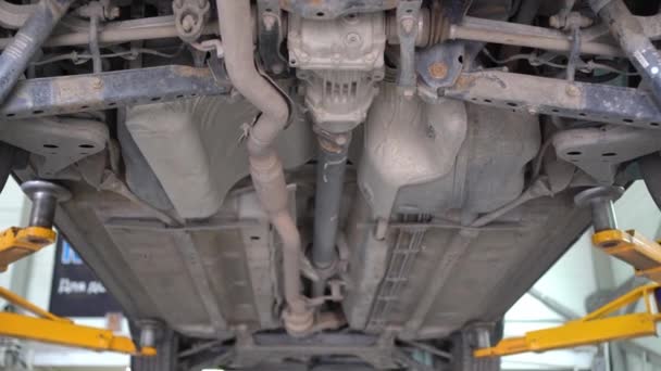 Technische inspectie van de auto op de lift in de garage. — Stockvideo