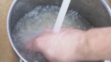 pilav pişirmeden önce akan suyla yıkandı. 