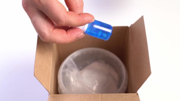 З картонної коробки з набором для вирощування кристалів отримати вміст — стокове відео