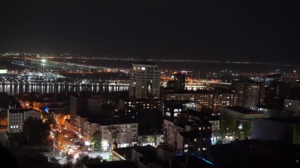 Fotografering ovanifrån. natt stad med ljus Fönster av hus i stadsdelar. — Stockvideo