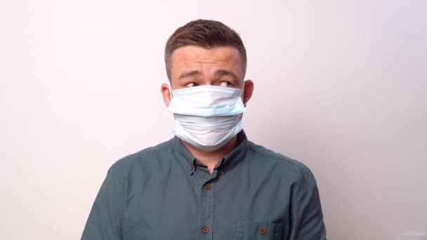 Vtipný muž ve dvou ochranných maskách jí banán. — Stock video