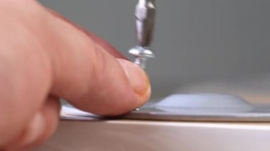 tornavida vidaları masa bacak desteğine vidalıyor.