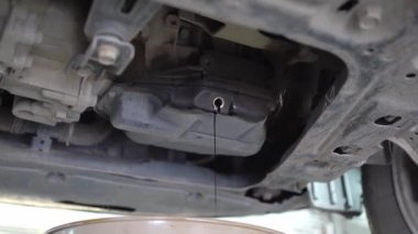 Atık yağ boşaltımı ve garajdaki asansörde arabanın teknik denetimi.. 