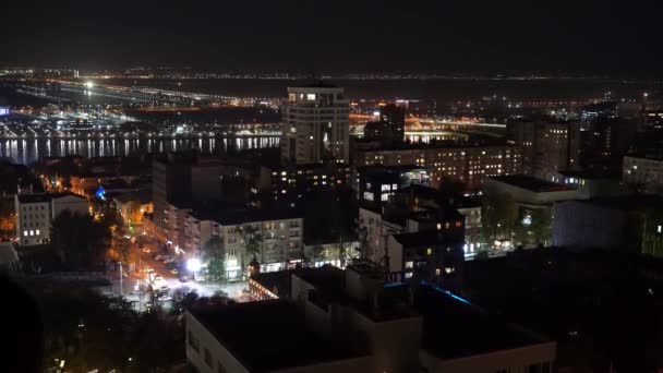 Strzelanina z góry. nocne miasto ze światłami okna domów w dzielnicach. — Wideo stockowe