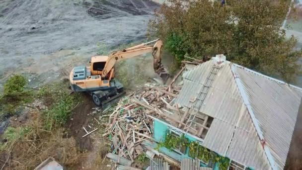 Démolition de bâtiments. une pelle tombe en panne vieille maison de village. — Video