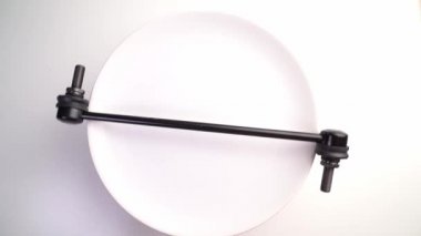 Araba parçaları beyaz arka planda döner. Dengeleyici raf. 