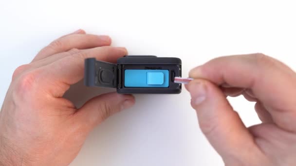 Установка карты памяти micro SD в видеокамеру — стоковое видео
